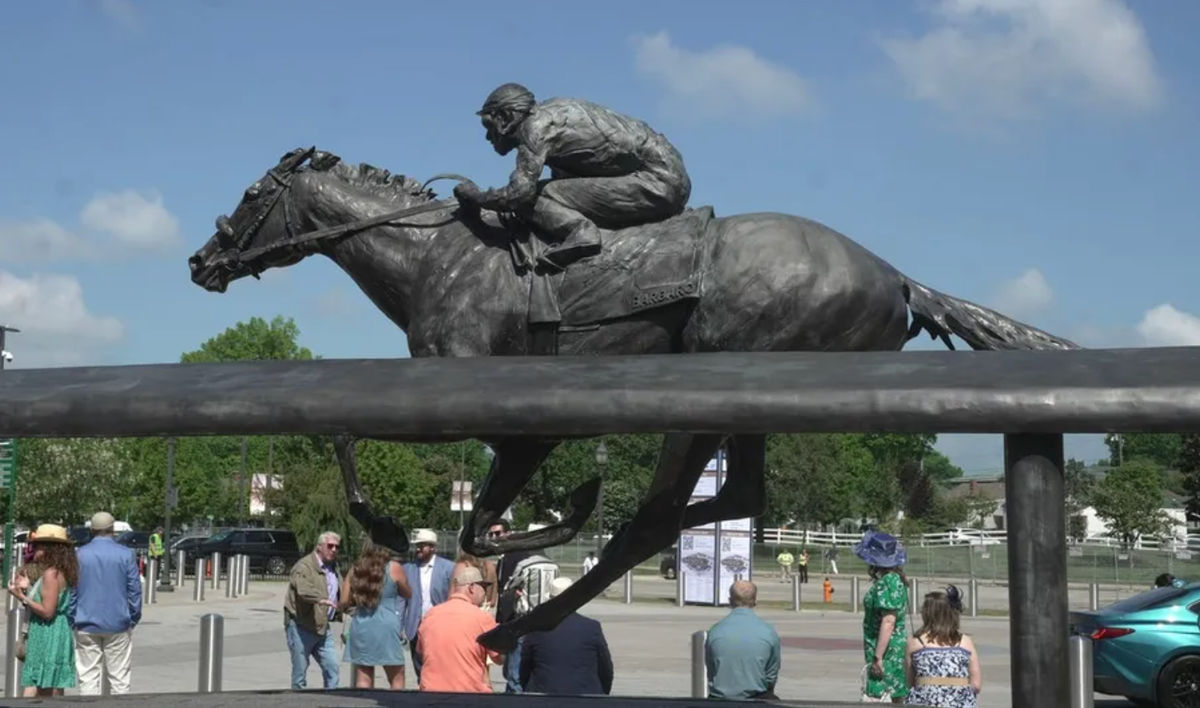 La gente acude al primer día de carreras de caballos en la jornada inaugural del encuentro de primavera, previo al Derby de Kentucky, en Churchill Downs en Louisville, Kentucky, el 25 de abril de 2026.