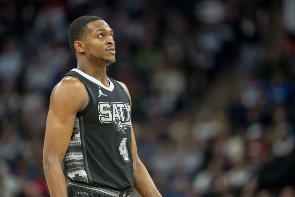 9 de marzo de 2025; Minneapolis, Minnesota, EE. UU.; El base de los San Antonio Spurs, De'Aaron Fox (4), observa el partido contra los Minnesota Timberwolves en la segunda mitad en el Target Center. Crédito obligatorio: Jesse Johnson-Imagn Images