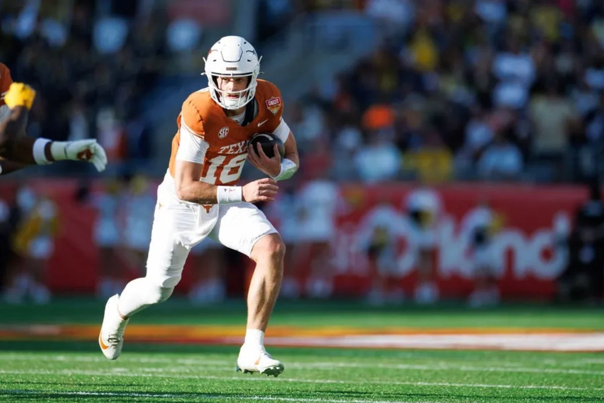 31 de dezembro de 2025; Orlando, Flórida, EUA; O quarterback do Texas Longhorns, Arch Manning (16), corre com a bola contra o Michigan Wolverines durante o primeiro tempo no Camping World Stadium. Crédito obrigatório: Matt Pendleton-Imagn Images