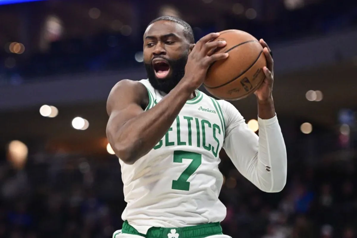 11 de diciembre de 2025; Milwaukee, Wisconsin, EE. UU.; El alero de los Boston Celtics, Jaylen Brown (7), captura un rebote en el primer cuarto contra los Milwaukee Bucks en el Fiserv Forum. Crédito obligatorio: Benny Sieu-Imagn Images