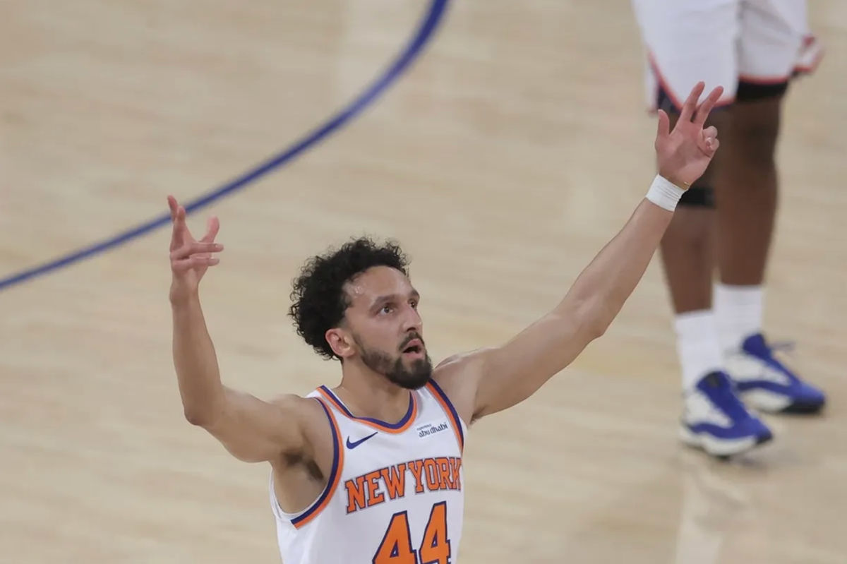 19 de mayo de 2026; Nueva York, Nueva York, EE. UU.; El base de los New York Knicks, Landry Shamet (44), reacciona tras anotar un triple contra los Cleveland Cavaliers durante la prórroga del primer partido de las finales de la Conferencia Este de los playoffs de la NBA de 2026 en el Madison Square Garden. Crédito obligatorio: Brad Penner-Imagn Images