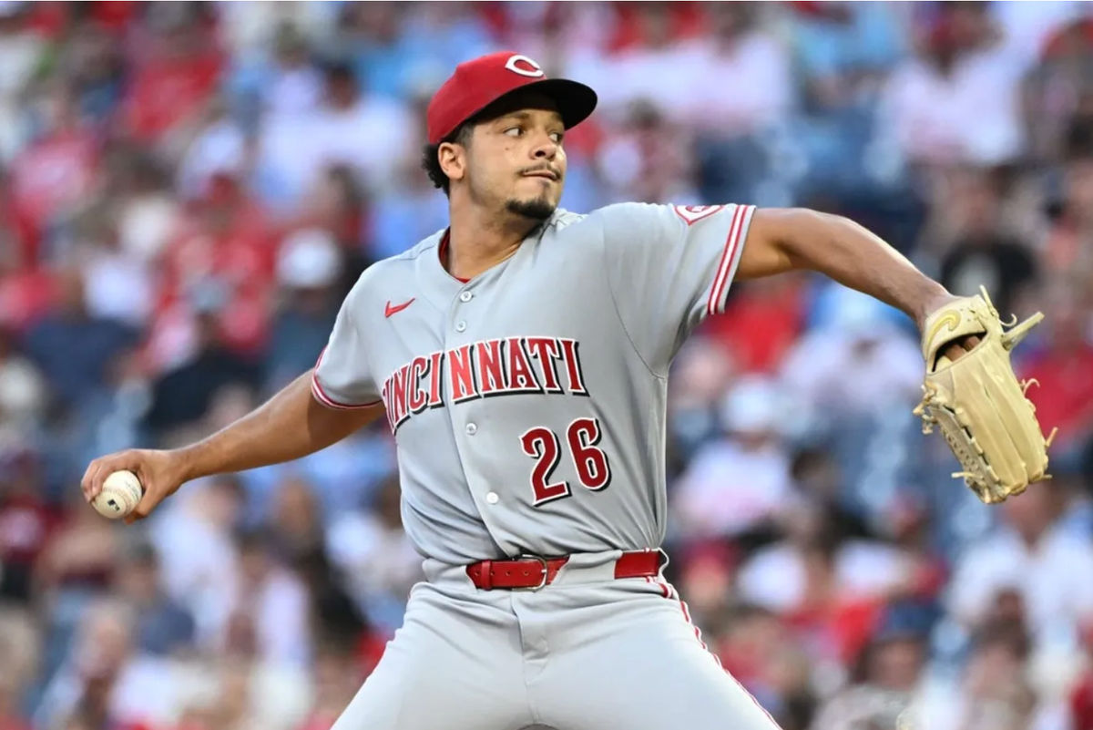 19 de mayo de 2026; Filadelfia, Pensilvania, EE. UU.; El lanzador de los Cincinnati Reds, Chase Burns (26), realiza un lanzamiento durante la segunda entrada contra los Philadelphia Phillies en el Citizens Bank Park. Crédito obligatorio: Eric Hartline-Imagn Images