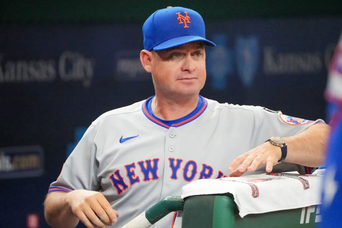 11 de julio de 2025; Kansas City, Missouri, EE. UU.; El mánager de los New York Mets, Carlos Mendoza (64), observa desde el banquillo el partido contra los Kansas City Royals en el Kauffman Stadium. Crédito obligatorio: Denny Medley-Imagn Images