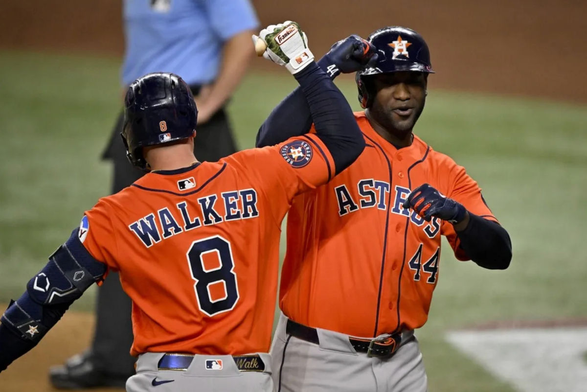 27 de mayo de 2026; Arlington, Texas, EE. UU.; El primera base de los Houston Astros, Christian Walker (8), y el bateador designado Yordan Alvarez (44) celebran después de que Alvarez conectara un jonrón contra los Texas Rangers durante la octava entrada en el Globe Life Field. Crédito obligatorio: Jerome Miron-Imagn Images