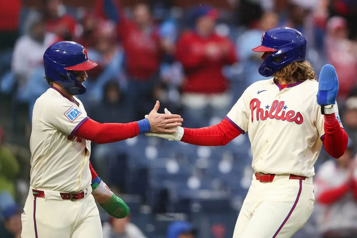 23 de mayo de 2026; Filadelfia, Pensilvania, EE. UU.; El primera base de los Philadelphia Phillies, Bryce Harper (izquierda), y el tercera base, Alec Bohm (derecha), chocan las manos tras anotar durante la cuarta entrada contra los Cleveland Guardians en el Citizens Bank Park. Crédito obligatorio: Bill Streicher-Imagn Images