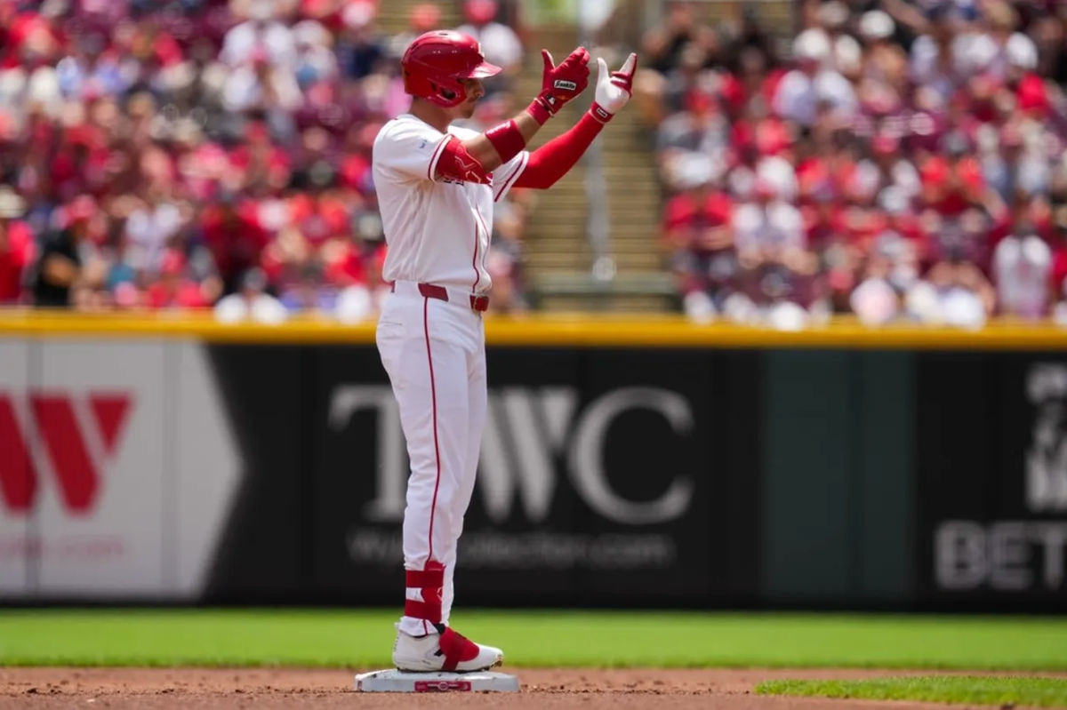 31 de maio de 2026; Cincinnati, Ohio, EUA; O jogador de campo externo do Cincinnati Reds, JJ Bleday, gesticula após rebater uma dupla impulsionadora de corrida contra o Atlanta Braves na primeira entrada no Great American Ball Park. Crédito obrigatório: Aaron Doster-Imagn Images