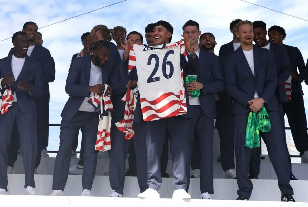 26 de mayo de 2026; Nueva York, Nueva York, EE. UU.; Alejandro Zendejas muestra su camiseta durante la presentación de la lista de convocados de la selección masculina de Estados Unidos para la Copa Mundial de la FIFA 2026 en The Rooftop at Pier 17. Crédito obligatorio: Pamela Smith-Imagn Images