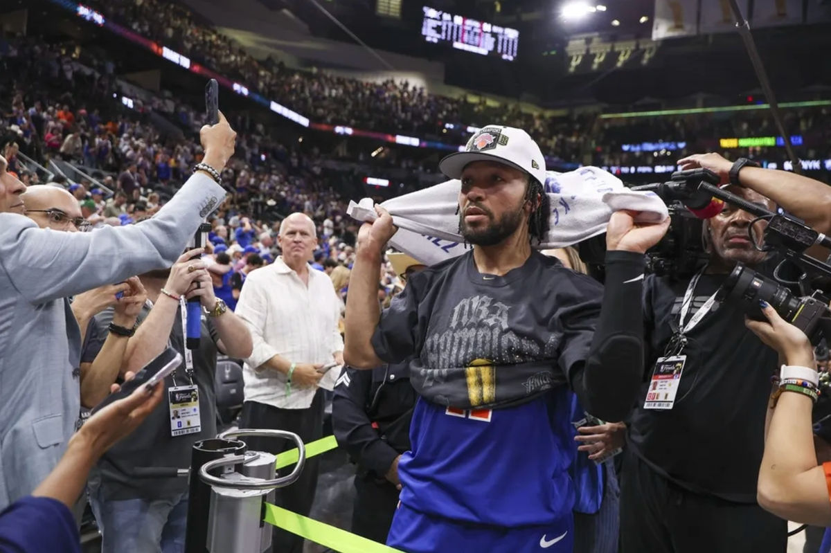 13 de junho de 2026; San Antonio, Texas, EUA; O armador do New York Knicks, Jalen Brunson (11), deixa a quadra após a vitória dos Knicks sobre o San Antonio Spurs no jogo cinco das finais da NBA de 2026 no Frost Bank Center. Crédito obrigatório: Geoff Burke-Imagn Images