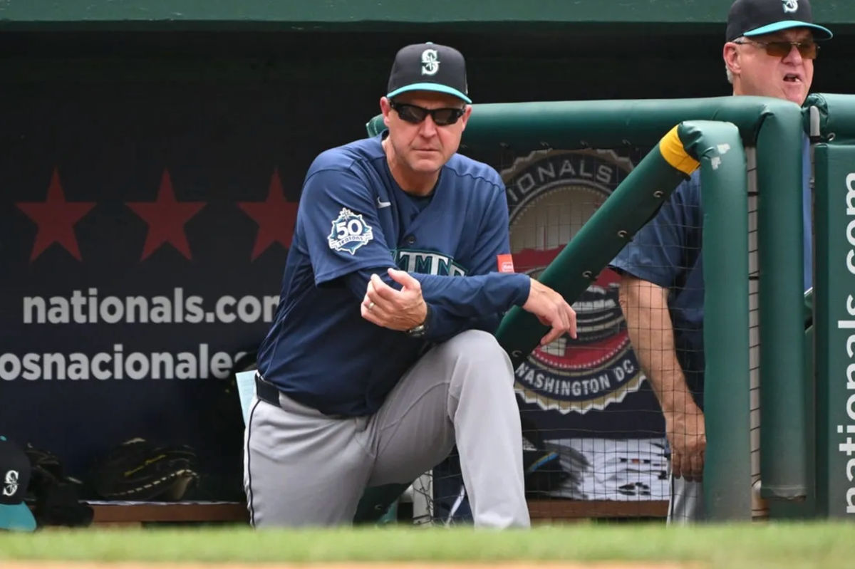 14 de junho de 2026; Washington, Distrito de Columbia, EUA; O técnico do Seattle Mariners, Dan Wilson (6), observa o jogo do banco de reservas contra o Washington Nationals durante a quinta entrada no Nationals Park. Crédito obrigatório: Rafael Suanes-Imagn Images