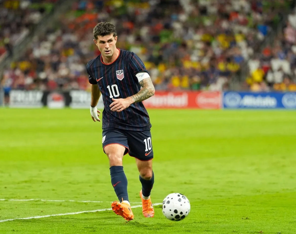 10 de octubre de 2025; Austin, Texas, EE. UU.; El delantero estadounidense Christian Pulisic (10) pasa el balón en el estadio Q2. Crédito obligatorio: Scott Coleman-Imagn Images