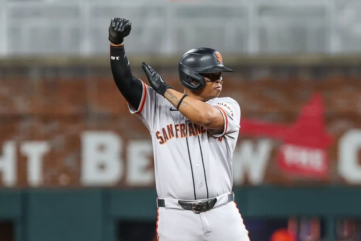 17 de junio de 2026; Cumberland, Georgia, EE. UU.; El primera base de los Gigantes de San Francisco, Rafael Devers (16), celebra un doble contra los Bravos de Atlanta durante la octava entrada en el Truist Park. Crédito obligatorio: Jordan Godfree-Imagn Images