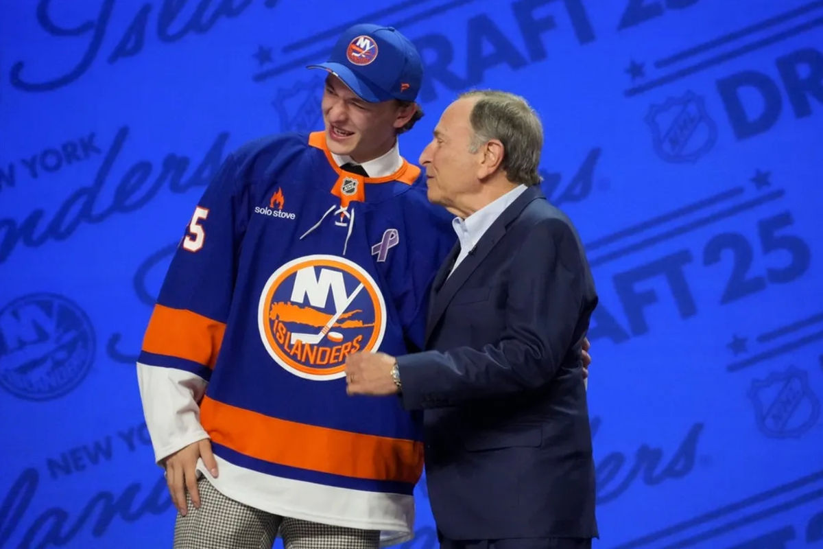 27 de junio de 2025; Los Ángeles, California, EE. UU.; Matthew Schaefer es seleccionado como la primera elección general por los New York Islanders en la primera ronda del Draft de la NHL de 2025 en el Peacock Theater. Crédito obligatorio: Kirby Lee-Imagn Images