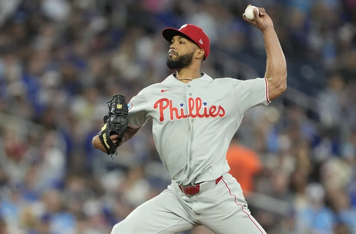 8 de junho de 2026; Toronto, Ontário, CAN; O arremessador titular do Philadelphia Phillies, Cristopher Sanchez (61), arremessa para o Toronto Blue Jays durante a sétima entrada no Rogers Centre. Crédito obrigatório: John E. Sokolowski-Imagn Images