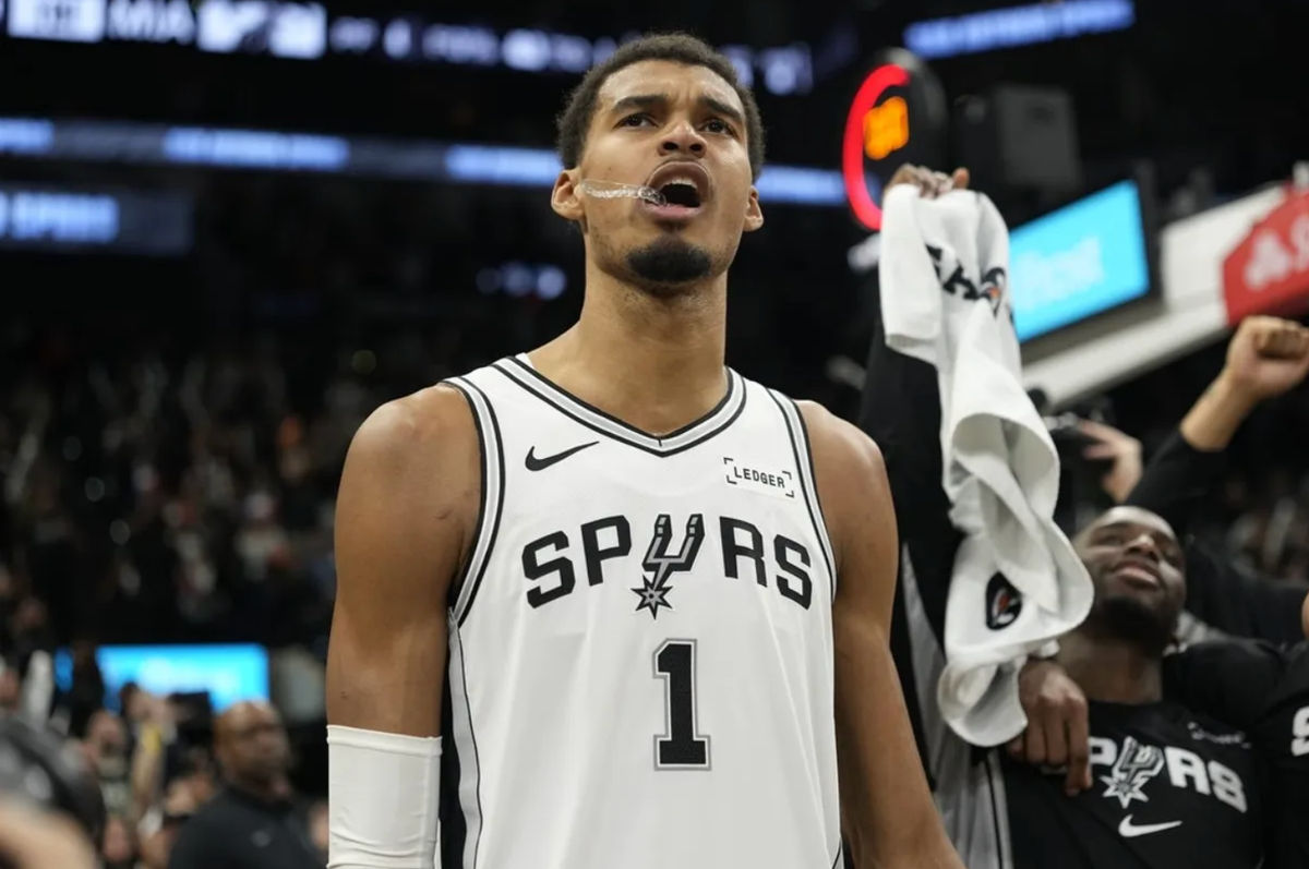 30 de octubre de 2025; San Antonio, Texas, EE. UU.; El alero de los San Antonio Spurs, Victor Wembanyama (1), corea "¡Vamos Spurs!" junto con los aficionados tras la victoria sobre el Miami Heat en el Frost Bank Center. Crédito obligatorio: Scott Wachter-Imagn Images
