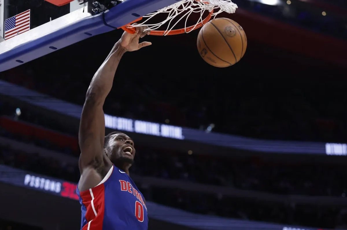 13 de maio de 2026; Detroit, Michigan, EUA; O pivô do Detroit Pistons, Jalen Duren (0), faz uma enterrada no segundo tempo contra o Cleveland Cavaliers durante o jogo cinco da segunda rodada dos Playoffs da NBA de 2026 na Little Caesars Arena. Crédito obrigatório: Rick Osentoski-Imagn Images