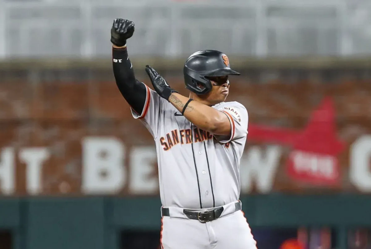 17 de junho de 2026; Cumberland, Geórgia, EUA; O primeira base do San Francisco Giants, Rafael Devers (16), comemora uma rebatida dupla contra o Atlanta Braves durante a oitava entrada no Truist Park. Crédito obrigatório: Jordan Godfree-Imagn Images