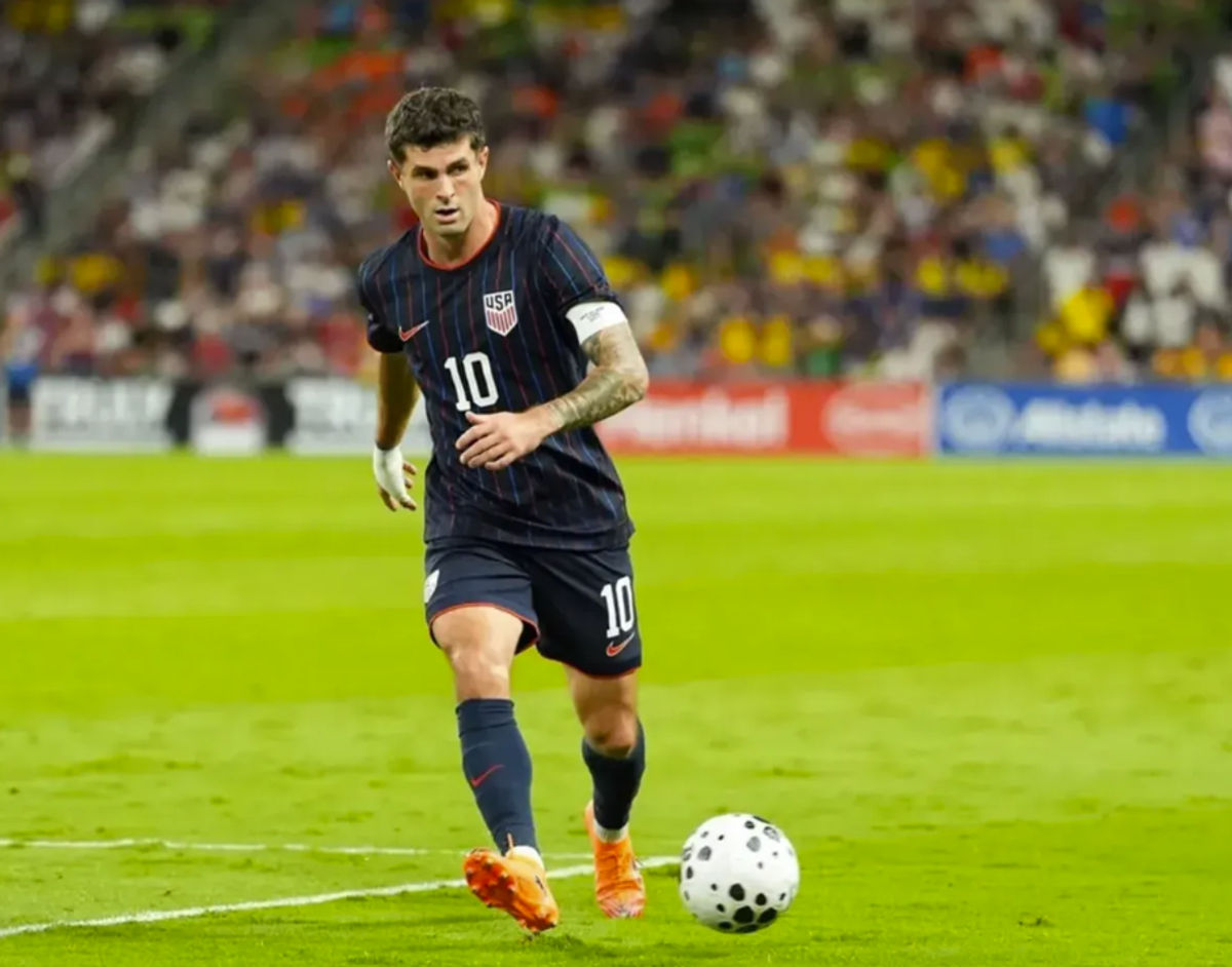 10 de octubre de 2025; Austin, Texas, EE. UU.; El delantero estadounidense Christian Pulisic (10) pasa el balón en el estadio Q2. Crédito obligatorio: Scott Coleman-Imagn Images