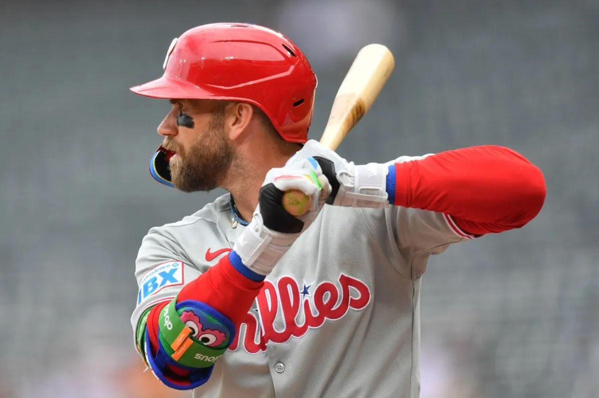 30 de julio de 2025; Chicago, Illinois, EE. UU.; Bryce Harper (3), primera base de los Philadelphia Phillies, al bate durante un partido contra los Chicago White Sox en Rate Field. Crédito obligatorio: Patrick Gorski-Imagn Images