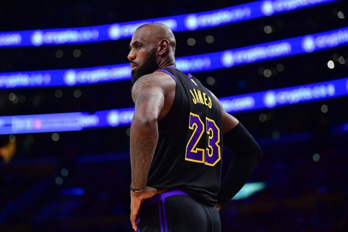 11 de maio de 2026; Los Angeles, Califórnia, EUA; LeBron James (23), ala do Los Angeles Lakers, durante o segundo tempo do jogo quatro da segunda rodada dos Playoffs da NBA de 2026 na Crypto.com Arena. Crédito obrigatório: Gary A. Vasquez-Imagn Images