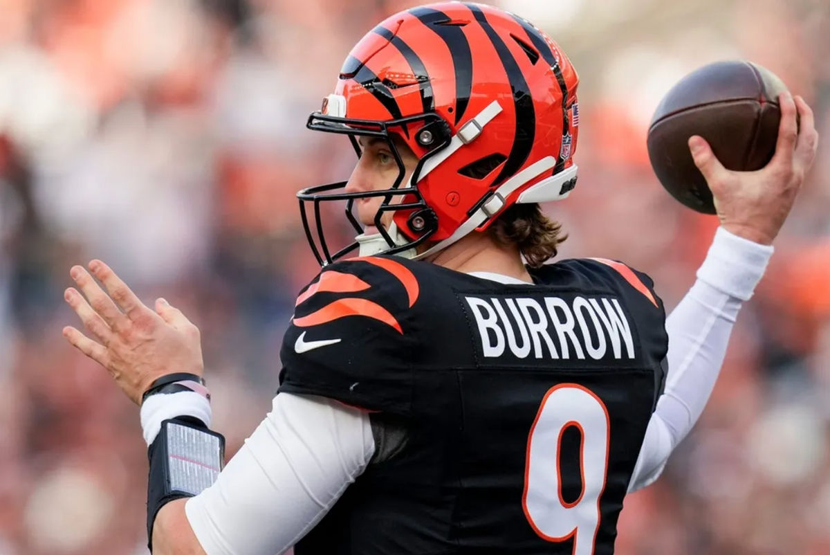 El mariscal de campo de los Cincinnati Bengals, Joe Burrow (9), lanza un pase en el cuarto cuarto del partido de la semana 18 de la NFL entre los Cincinnati Bengals y los Cleveland Browns en el Paycor Stadium en el centro de Cincinnati el domingo 4 de enero de 2026. Los Browns anotaron un gol de campo en el último segundo para ganar 20-18.