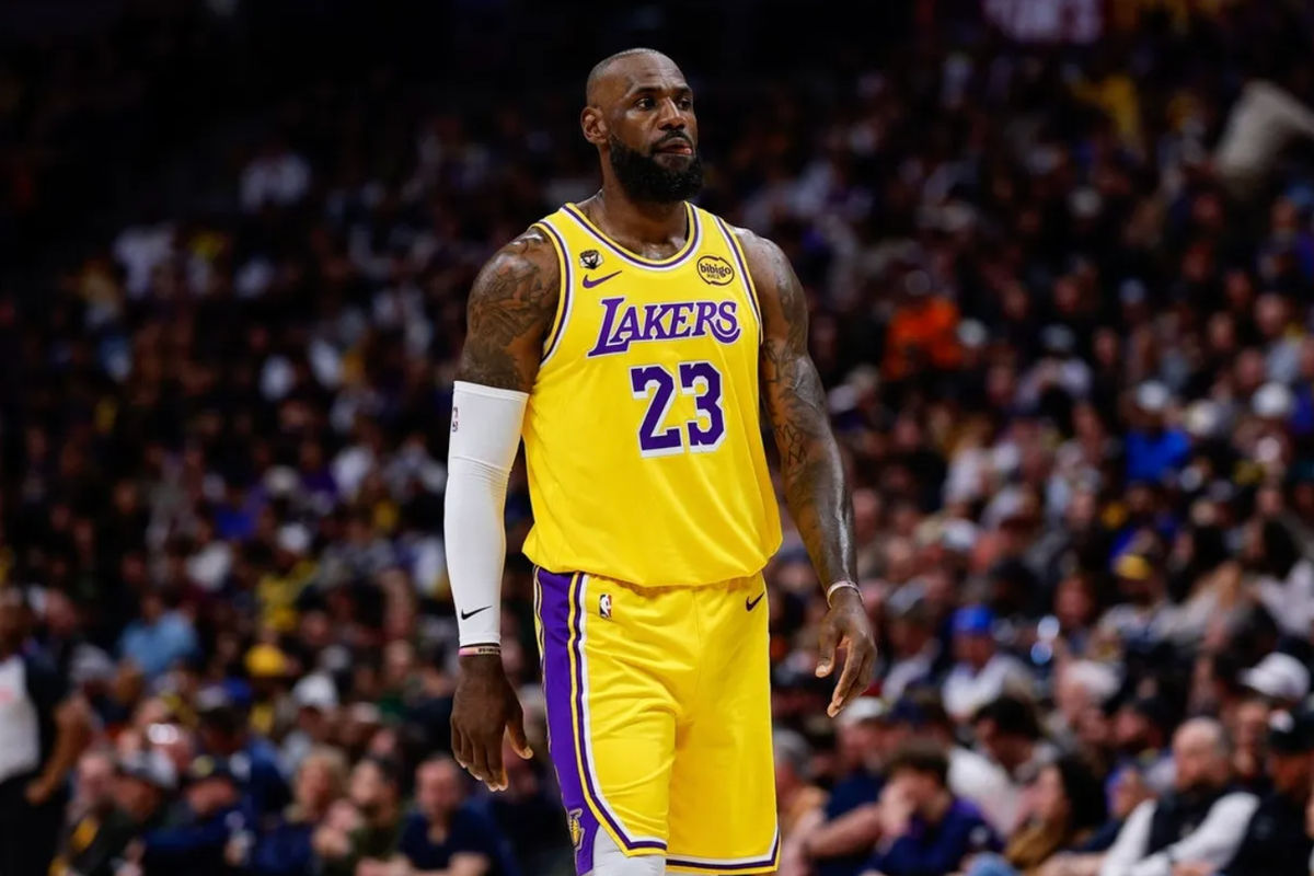 5 de março de 2026; Denver, Colorado, EUA; LeBron James (23), ala do Los Angeles Lakers, no primeiro quarto da partida contra o Denver Nuggets na Ball Arena. Crédito obrigatório: Isaiah J. Downing-Imagn Images