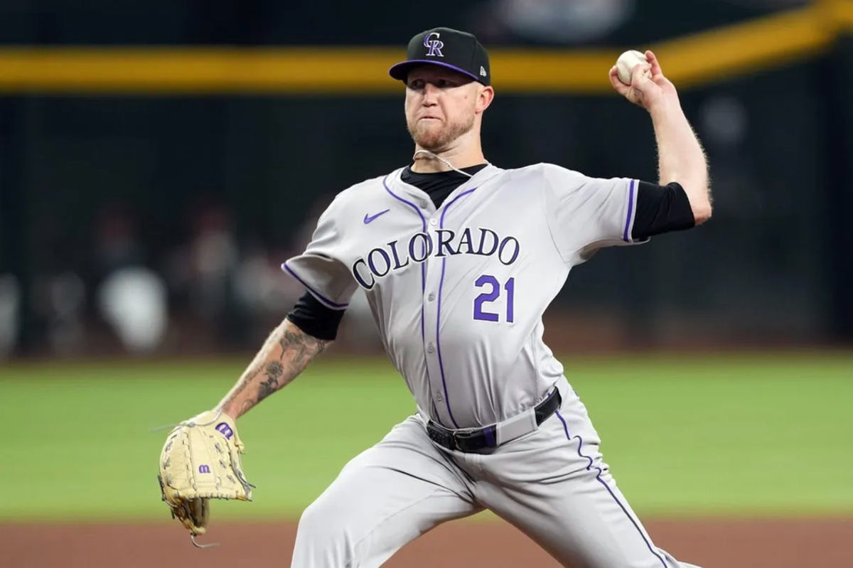 28 de março de 2024; Phoenix, Arizona, EUA; O arremessador titular do Colorado Rockies, Kyle Freeland (21), arremessa contra o Arizona Diamondbacks durante a primeira entrada no Chase Field. Crédito obrigatório: Joe Camporeale-USA TODAY Sports