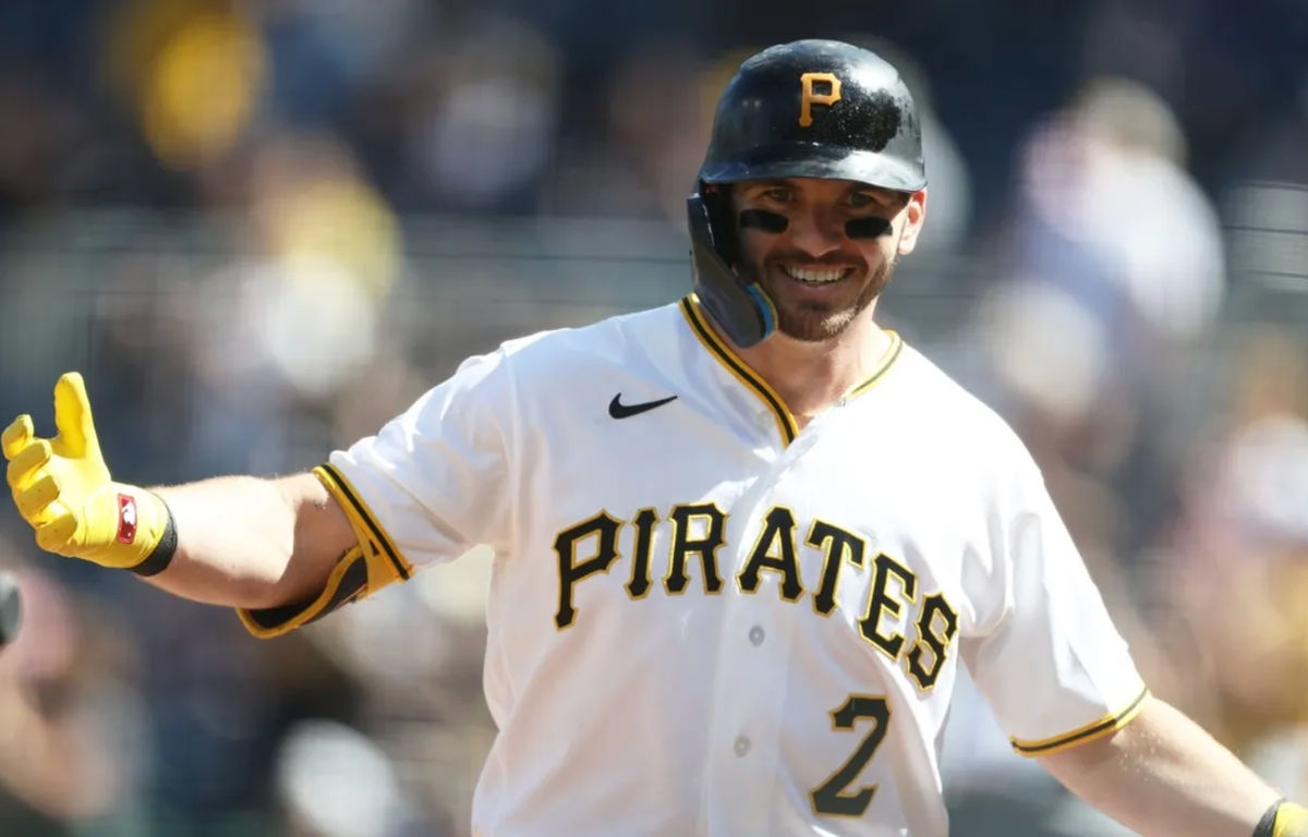30 de mayo de 2026; Pittsburgh, Pensilvania, EE. UU.; El primera base de los Piratas de Pittsburgh, Spencer Horwitz (2), celebra su jonrón solitario al inicio de la primera entrada contra los Mellizos de Minnesota en el PNC Park. Crédito obligatorio: Charles LeClaire-Imagn Images