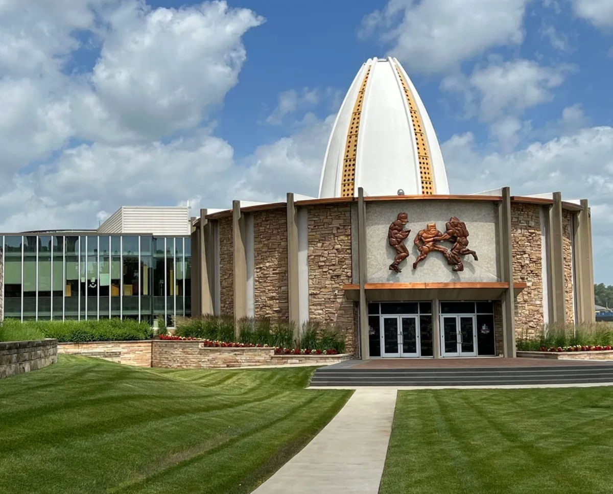 O Hall da Fama do Futebol Americano Profissional em Canton abriga um museu e está cercado pelo complexo de entretenimento Hall of Fame Village, que inclui restaurantes, uma cervejaria, um estádio de futebol americano, um ginásio poliesportivo coberto, campos de treinamento e um parque aquático em construção.