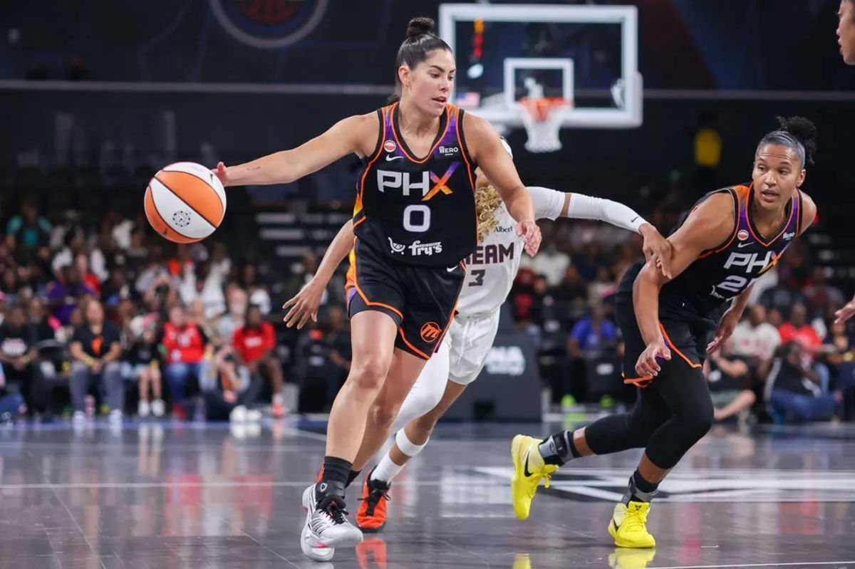 5 de agosto de 2026; College Park, Geórgia, EUA; A armadora do Phoenix Mercury, Kelsey Plum (0), dribla contra o Atlanta Dream no primeiro quarto na Gateway Center Arena em College Park. Crédito obrigatório: Brett Davis-Imagn Images