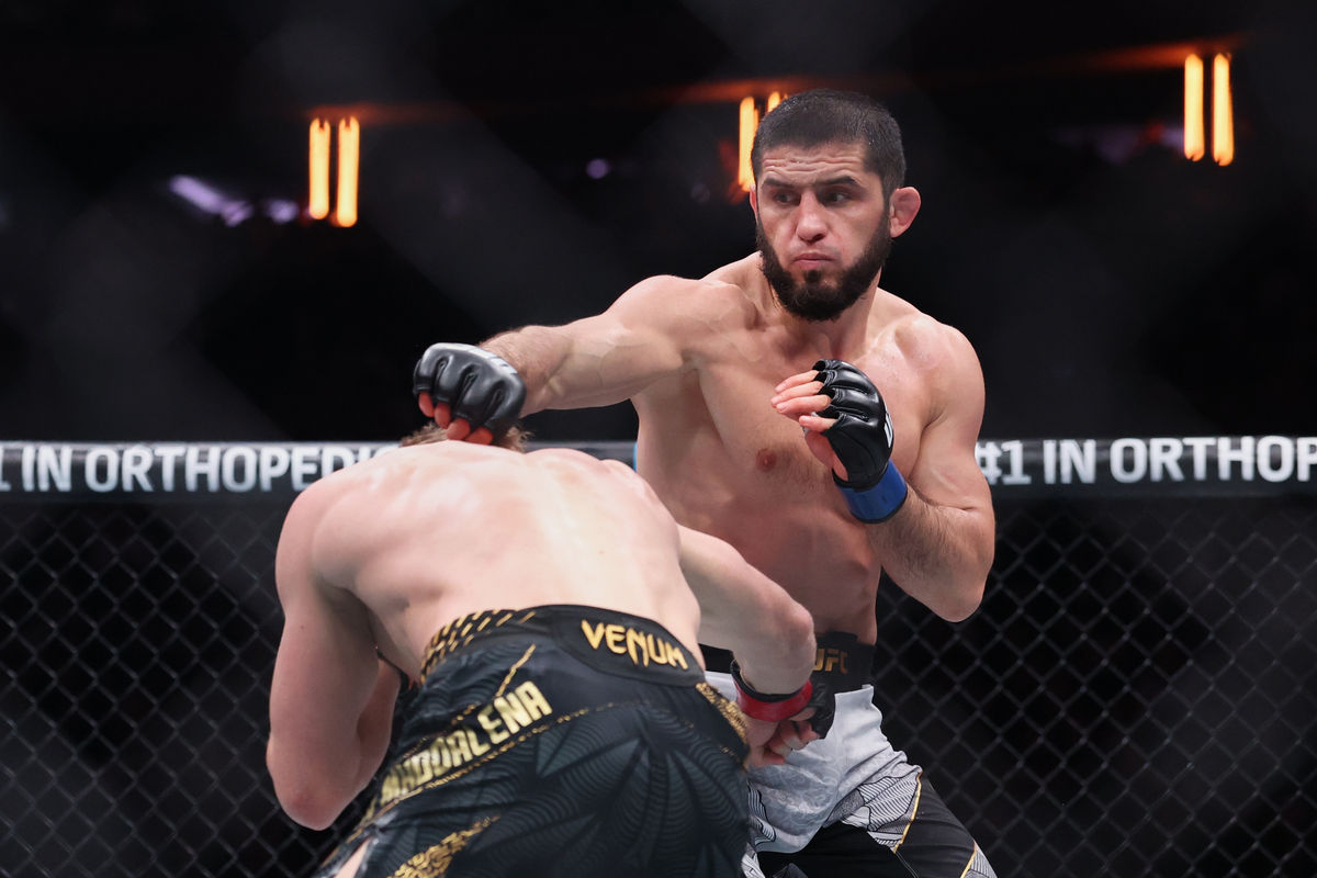 Nov 15, 2025; New York, NY, UNITED STATES; Islam Makhachev (blue gloves) fights Jack Della Maddalena (red gloves) in the welterweight championship bout during UFC 322 at Madison Square Garden. Mandatory Credit: Ed Mulholland-Imagn Images