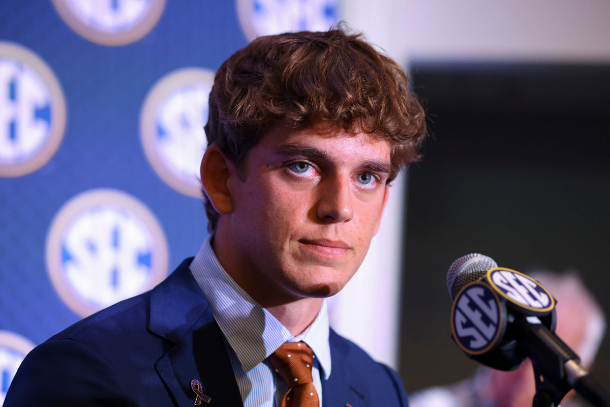 23 de julho de 2026; Tampa, Flórida, EUA; O quarterback do Texas Longhorns, Arch Manning (16), fala com a imprensa durante o Media Day do SEC Football Kickoff no Tampa Marriott. Crédito obrigatório: Nathan Ray Seebeck-Imagn Images