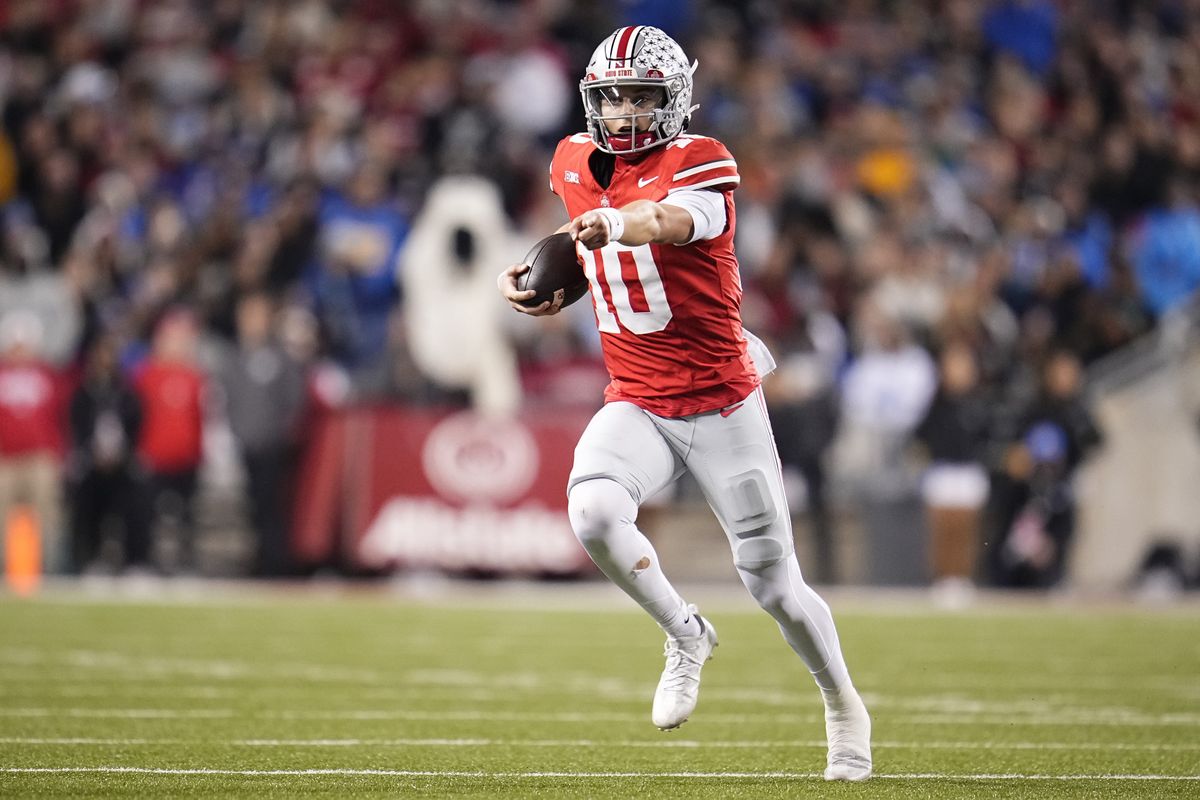 O quarterback do Ohio State Buckeyes, Julian Sayin (10), corre durante o jogo de futebol americano da NCAA contra o UCLA Bruins no Ohio Stadium em Columbus em 15 de novembro de 2025.