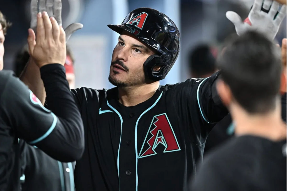 11 de julho de 2026; Los Angeles, Califórnia, EUA; O terceira base do Arizona Diamondbacks, Nolan Arenado (28), é cumprimentado pelos companheiros de equipe após rebater um home run na oitava entrada contra o Los Angeles Dodgers no Dodger Stadium. Crédito obrigatório: William Liang-Imagn Images