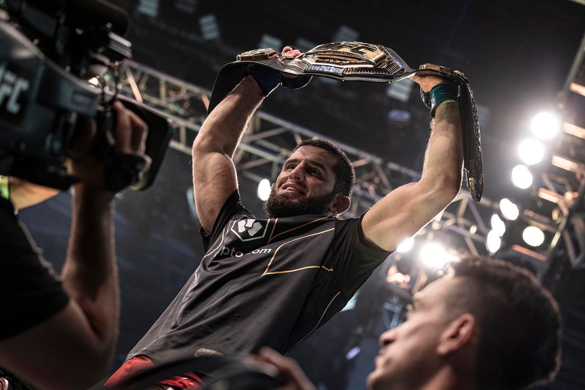 22 de outubro de 2022; Abu Dhabi, Emirados Árabes Unidos; Islam Makhachev (luvas azuis) comemora com o cinturão após derrotar Charles Oliveira (luvas vermelhas) durante o UFC 280 na Etihad Arena. Crédito obrigatório: Craig Kidwell-USA TODAY Sports