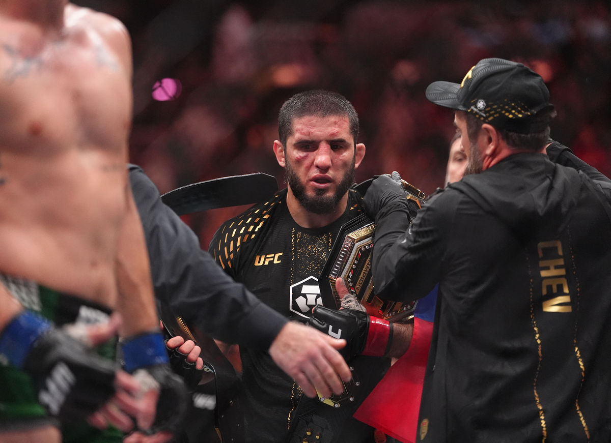 15 de agosto de 2026; Filadelfia, Pensilvania, EE. UU.; Islam Makhachev (guantes rojos) celebra tras derrotar a Ian Machado Garry (guantes azules) en la pelea por el título de peso wélter durante UFC 330 en el Xfinity Mobile Arena. Crédito obligatorio: Kyle Ross-Imagn Images