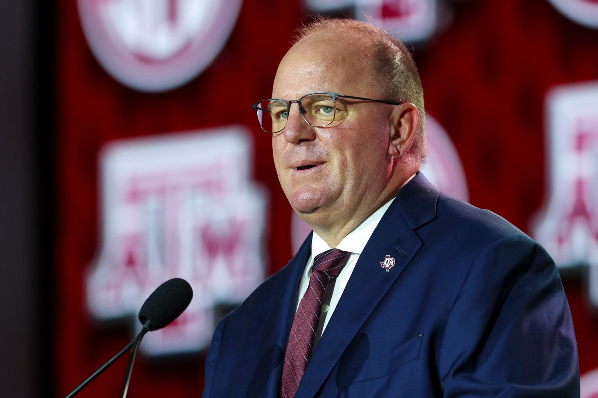 22 de julho de 2026; Tampa, Flórida, EUA; O técnico do Texas A&M Aggies, Mike Elko, fala com a imprensa durante o Media Day do SEC Football Kickoff no Tampa Marriott. Crédito obrigatório: Nathan Ray Seebeck-Imagn Images