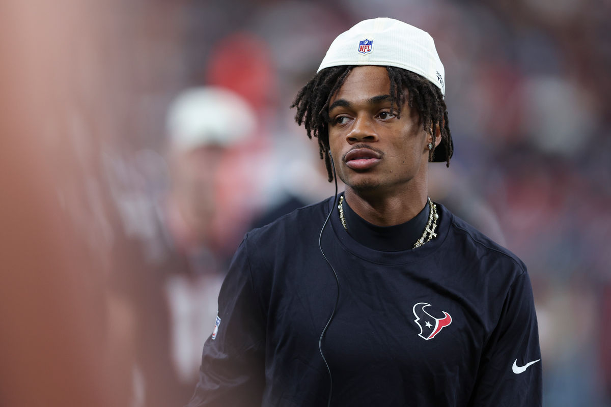 13 de agosto de 2026; Houston, Texas, EUA; O wide receiver do Houston Texans, Tank Dell (1), caminha na lateral do campo durante o jogo contra o Los Angeles Chargers no Reliant Stadium. Crédito obrigatório: Troy Taormina-Imagn Images