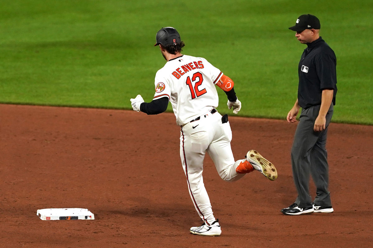 19 de agosto de 2026; Baltimore, Maryland, EUA; O jogador de campo externo do Baltimore Orioles, Dylan Beavers (12), corre as bases após seu home run solo durante a sexta entrada contra o New York Yankees no Oriole Park at Camden Yards. Crédito obrigatório: Mitch Stringer-Imagn Images