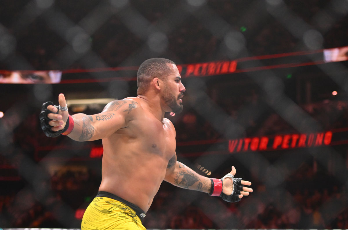12 de julho de 2025; Nashville, Tennessee, Estados Unidos; Vitor Petrino (luvas vermelhas) comemora após derrotar Austin Lane (luvas azuis) na luta de pesos pesados durante o UFC Fight Night na Bridgestone Arena. Crédito obrigatório: Steve Roberts-Imagn Images