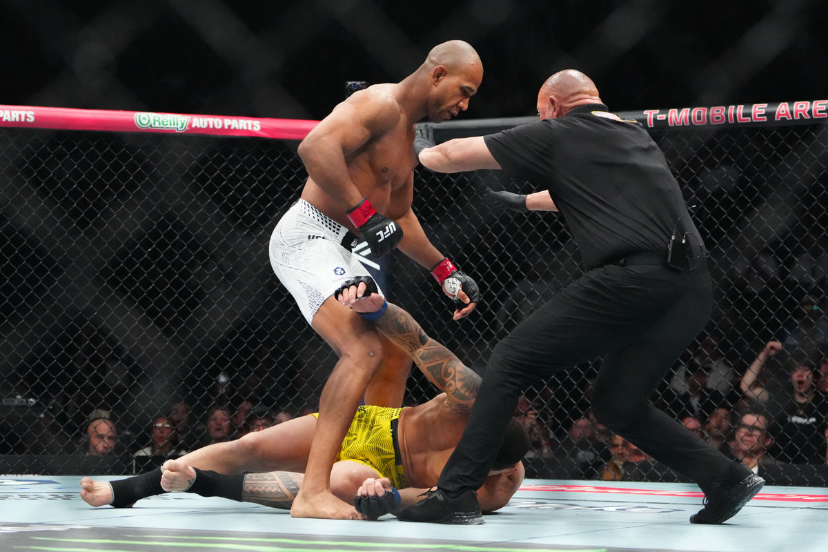 7 de marzo de 2026; Las Vegas, Nevada, ESTADOS UNIDOS; Gregory Rodrigues (guantes rojos) reacciona tras derrotar a Brunno Ferreira (guantes azules) durante el UFC 326 en el T-Mobile Arena. Crédito obligatorio: Stephen R. Sylvanie-Imagn Images