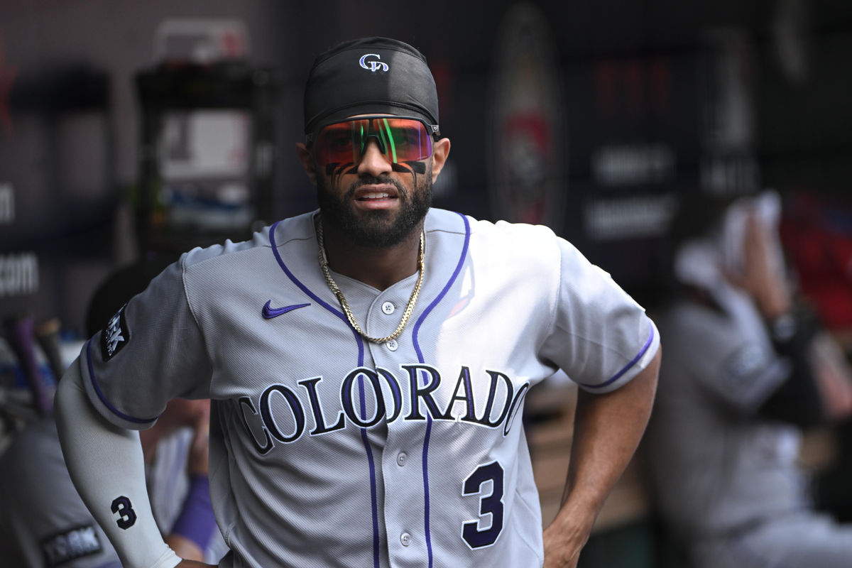 27 de agosto de 2026; Washington, Distrito de Columbia, EUA; O terceira base do Colorado Rockies, Willi Castro (3), no banco de reservas antes do jogo contra o Washington Nationals no Nationals Park. Crédito obrigatório: Brad Mills-Imagn Images