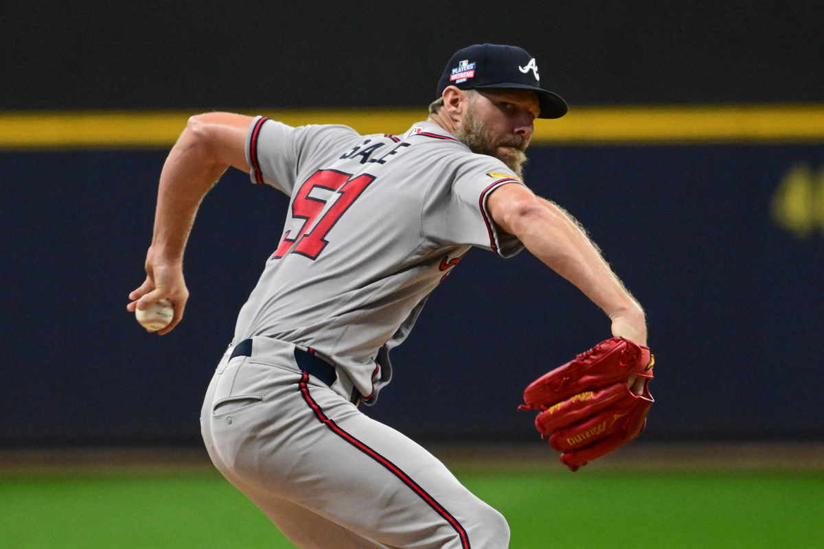 21 de agosto de 2026; Milwaukee, Wisconsin, EE. UU.; El lanzador abridor de los Atlanta Braves, Chris Sale (51), realiza un lanzamiento en la primera entrada contra los Milwaukee Brewers en el American Family Field. Crédito obligatorio: Benny Sieu-Imagn Images