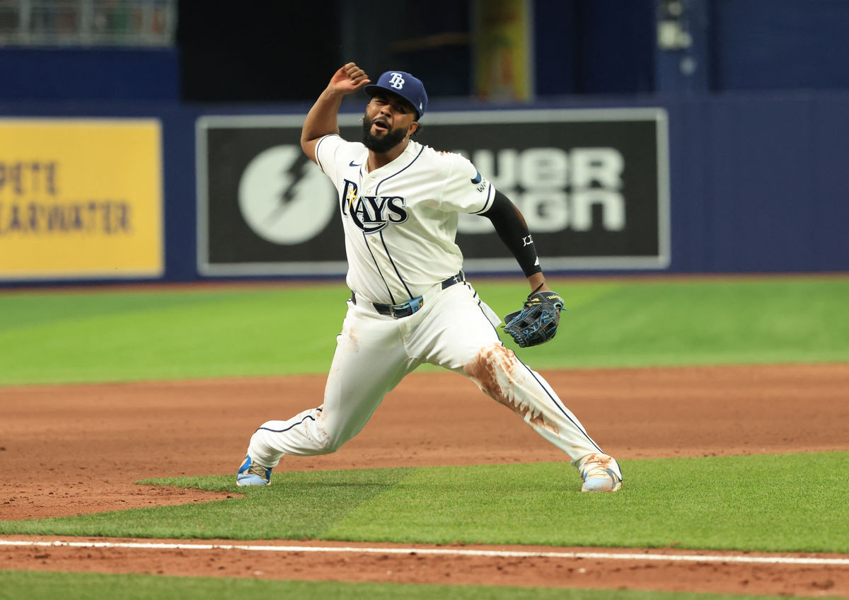 30 de agosto de 2026; São Petersburgo, Flórida, EUA; O terceira base do Tampa Bay Rays, Junior Caminero (13), comemora após ser eliminado na terceira base em uma tentativa de roubo de base contra o San Diego Padres no Tropicana Field. Crédito obrigatório: Kim Klement Neitzel-Imagn Images