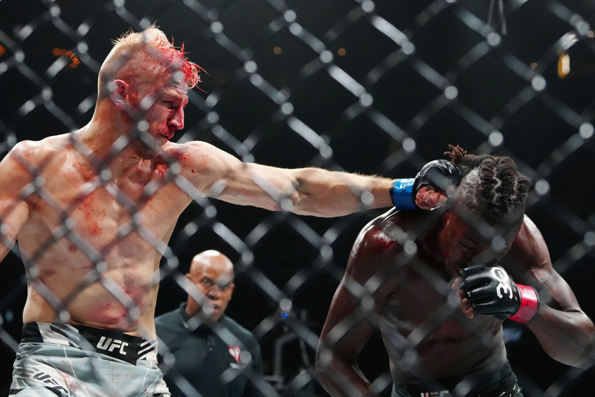 8 de julio de 2023; Las Vegas, Nevada, EE. UU.; Jalin Turner (guantes rojos) pelea contra Dan Hooker (guantes azules) durante UFC 290 en el T-Mobile Arena. Crédito obligatorio: Stephen R. Sylvanie-USA TODAY Sports