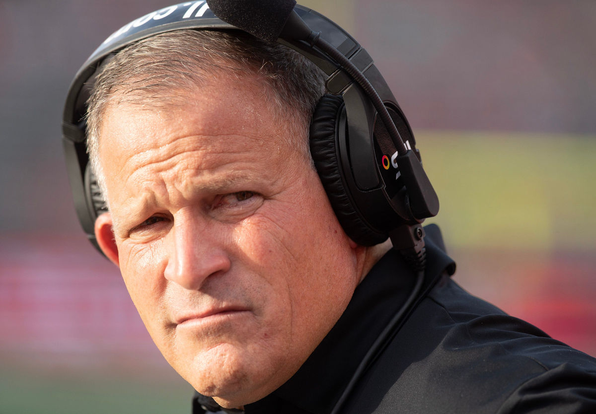 Jogo de futebol americano entre Massachusetts Minutemen e Rutgers Scarlet Knights em Piscataway, Nova Jersey, na quinta-feira, 3 de setembro de 2026. O técnico do Rutgers é Greg Schiano.