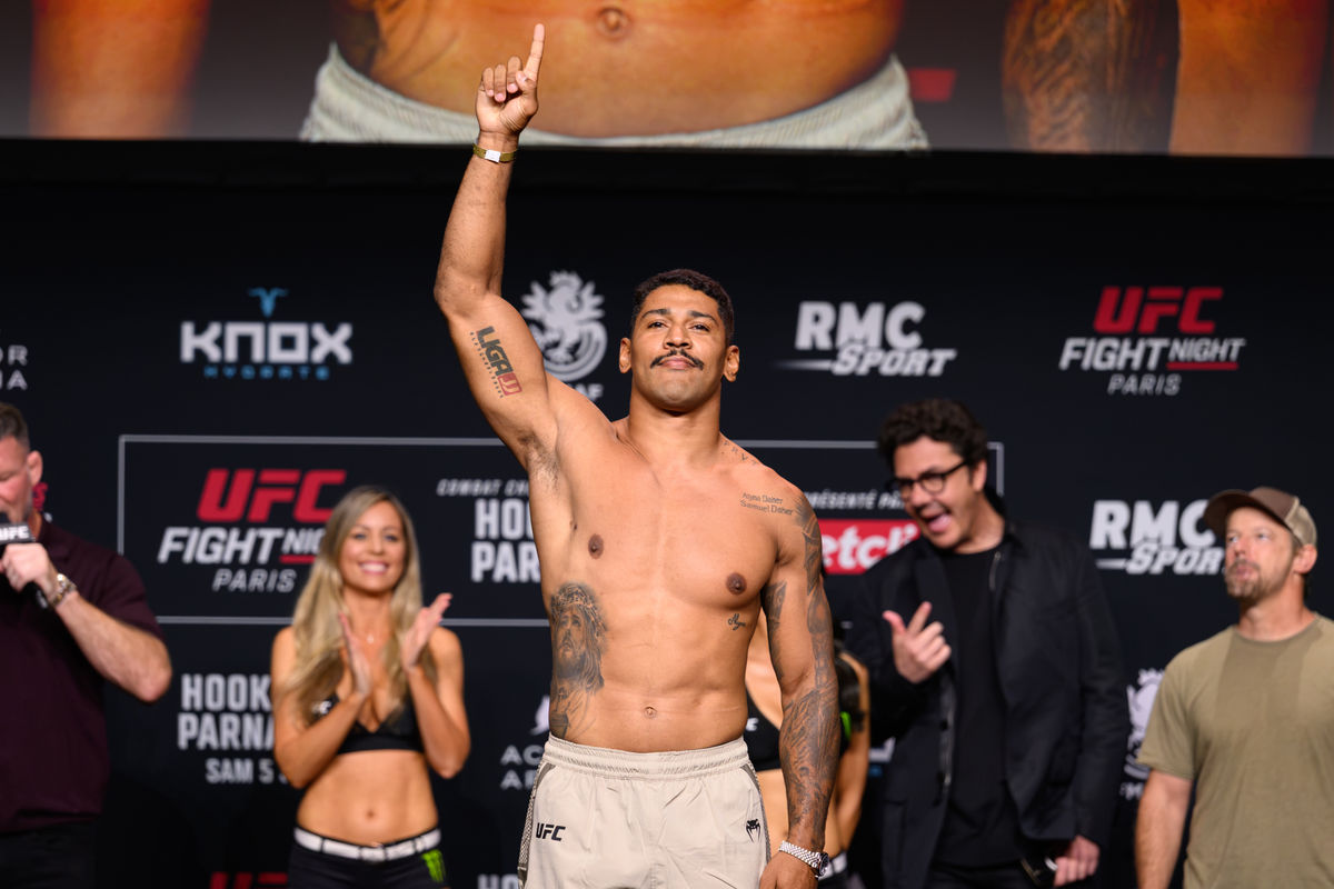 4 de septiembre de 2026; París, FRANCIA; El peso mediano de la UFC, Luis Felipe Dias, durante el pesaje para UFC Fight Night en el Accor Arena. Crédito obligatorio: Per Haljestam-Imagn Images
