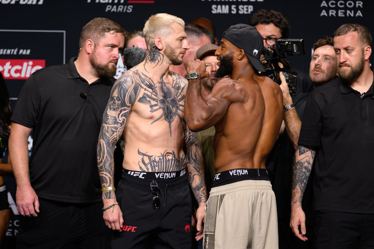 4 de septiembre de 2026; París, FRANCIA; Los pesos ligeros de la UFC, Dan Hooker y Salahdine Parnasse, durante el pesaje para UFC Fight Night en el Accor Arena. Crédito obligatorio: Per Haljestam-Imagn Images