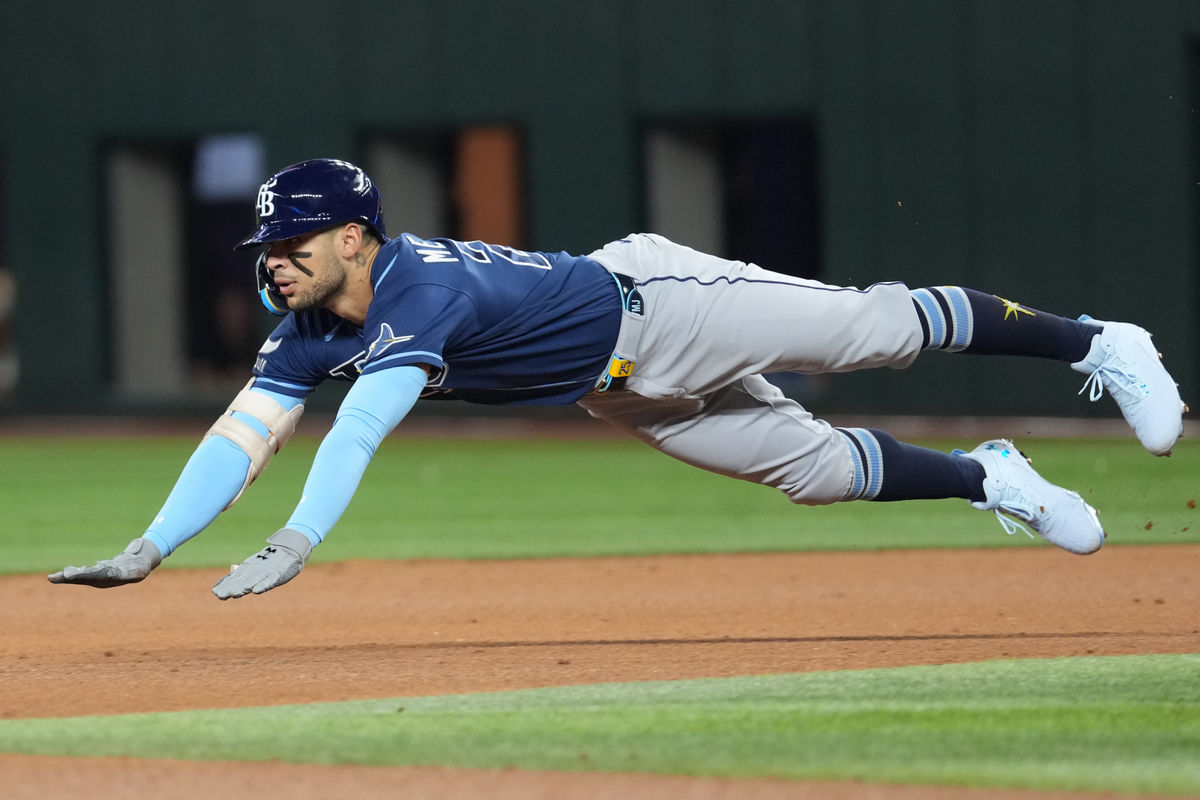 4 de setembro de 2026; Arlington, Texas, EUA; O jogador de campo direito do Tampa Bay Rays, Victor Mesa Jr. (25), mergulha em segurança para a segunda base após sua rebatida dupla que impulsionou uma corrida contra o Texas Rangers durante a quinta entrada no Globe Life Field. Crédito obrigatório: Jim Cowsert-Imagn Images