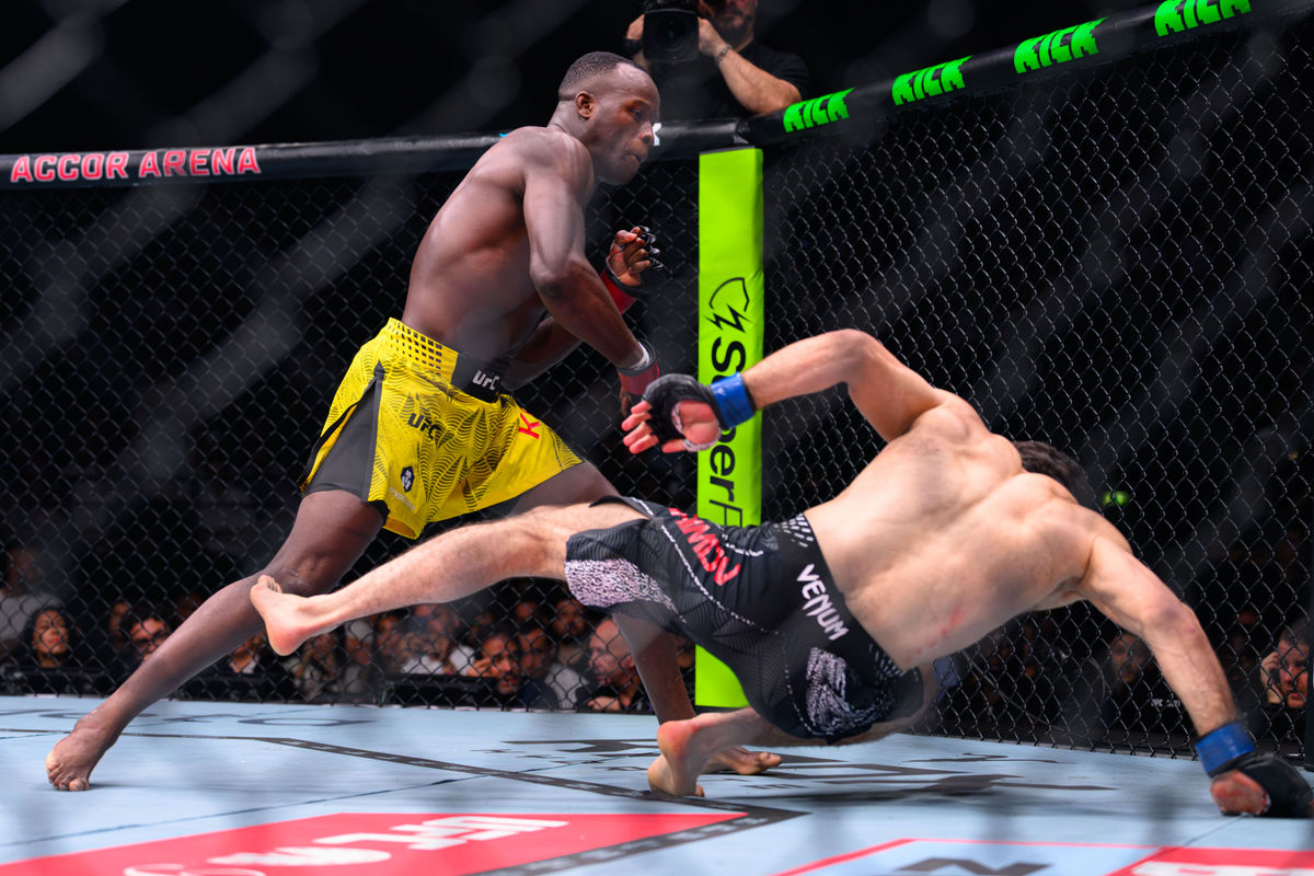 5 de setembro de 2026; Paris, França; Losene Keita (luvas vermelhas) luta contra Muhammad Naimov (luvas azuis) durante o UFC Fight Night na Accor Arena. Crédito obrigatório: Per Haljestam-Imagn Images