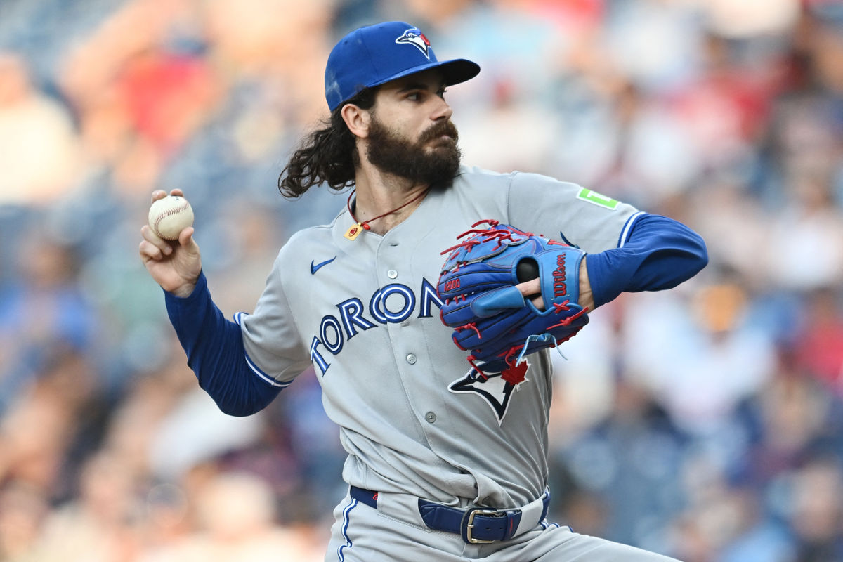 2 de setembro de 2026; Cleveland, Ohio, EUA; O arremessador do Toronto Blue Jays, Dylan Cease (84), lança uma bola durante a primeira entrada contra o Cleveland Guardians no Progressive Field. Crédito obrigatório: Ken Blaze-Imagn Images